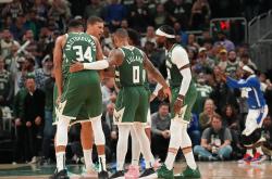 包含雄鹿大胜马刺：多位球员正值巅峰状态的词条