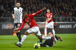 包含波尔多客场大胜南特，暂时摆脱降级区的词条