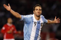 曼联观众热烈欢呼！，库里迎来二十赛季出色发挥观众掌声雷动