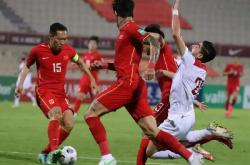 实力悬殊对决，球队克服困难争取进球